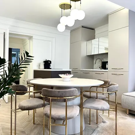 Psie Budy -200m Main Square *